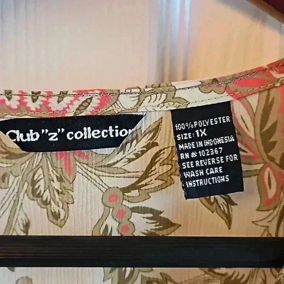 Club Z Collection Beige Floral Plus Size Top 1X - Picture 3 of 6